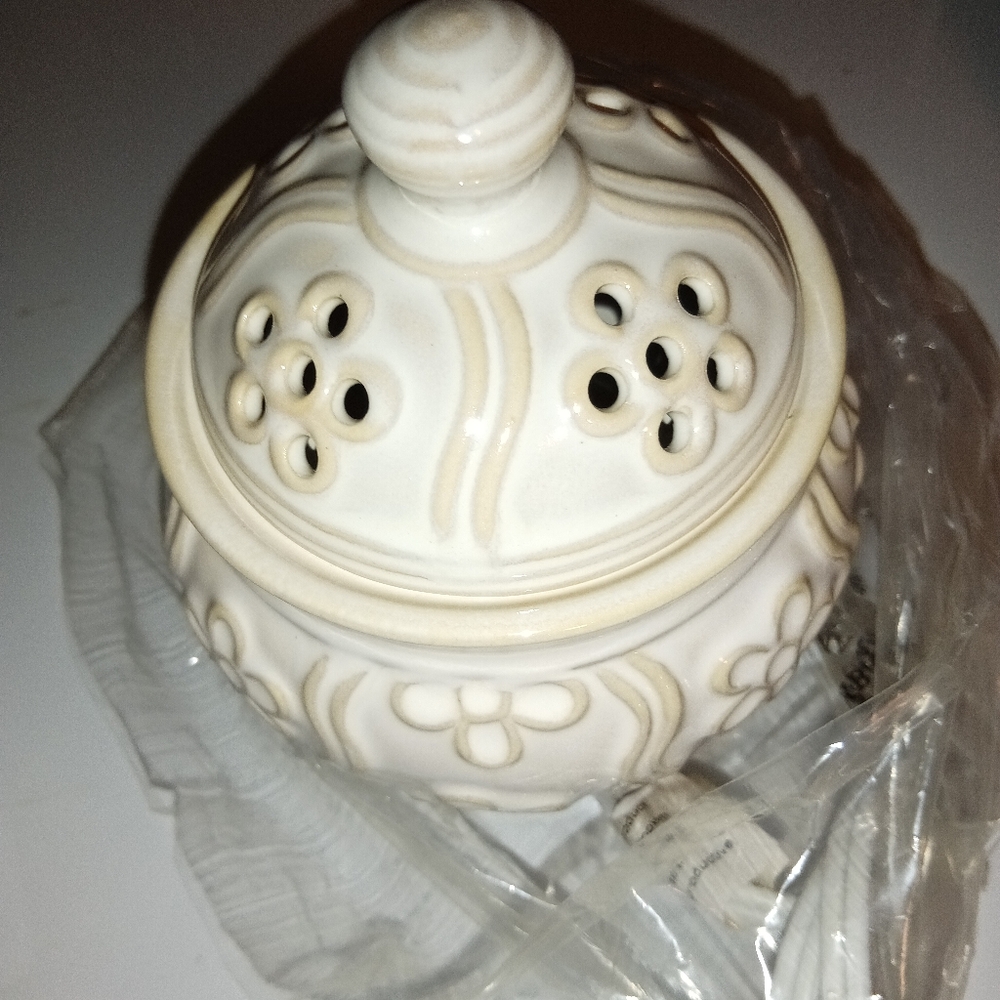 Yankee Candle Cream  Porcelain Holder, about 6.5 ".